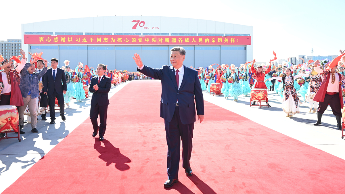 习近平在出席新疆维吾尔自治区成立70周年庆祝活动后返回北京